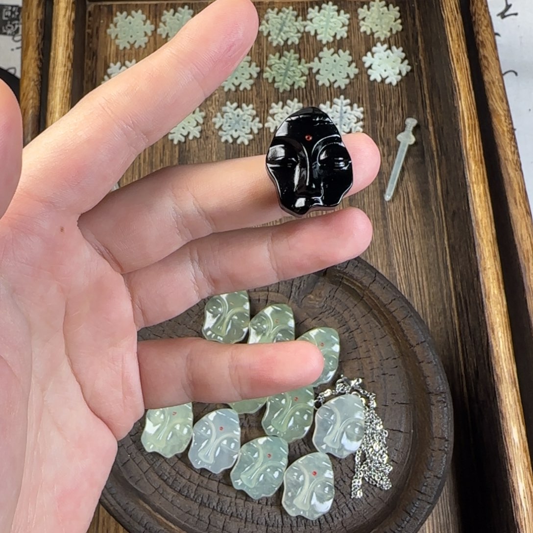 三***机蛇纹石玉合金颈饰