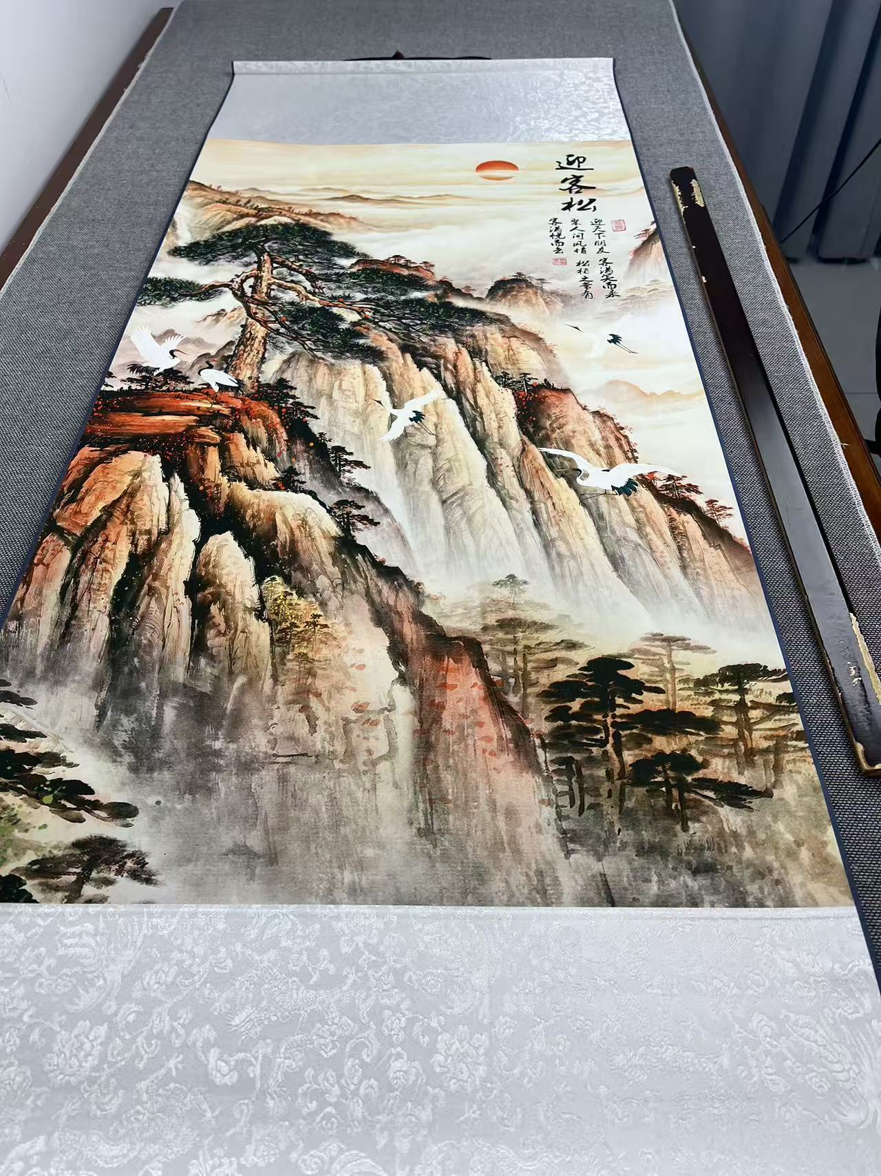 新中式竖幅实木卷轴迎客松装饰画适合客厅书房茶室悬挂
