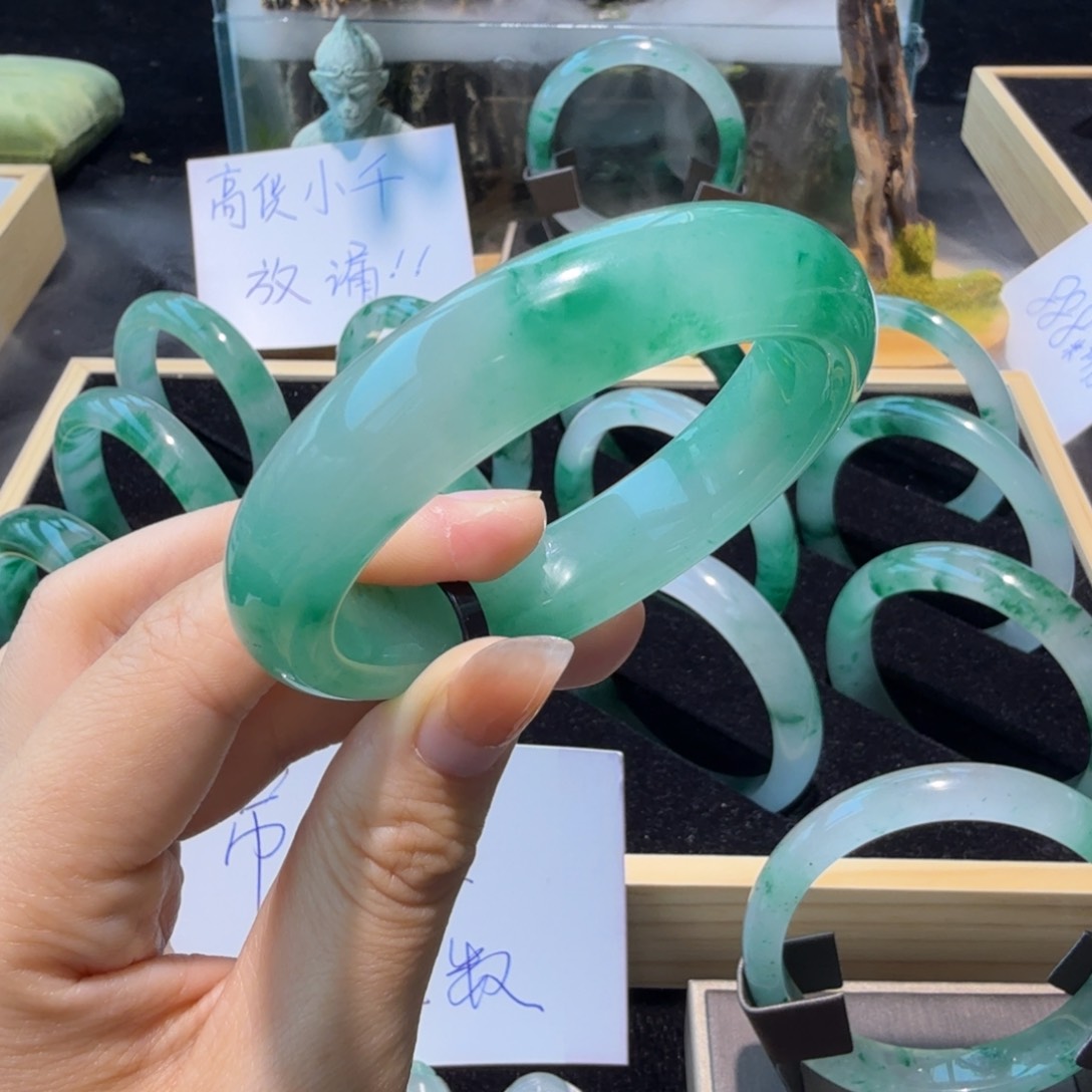 石英质玉（非洲翠）手镯未镶嵌