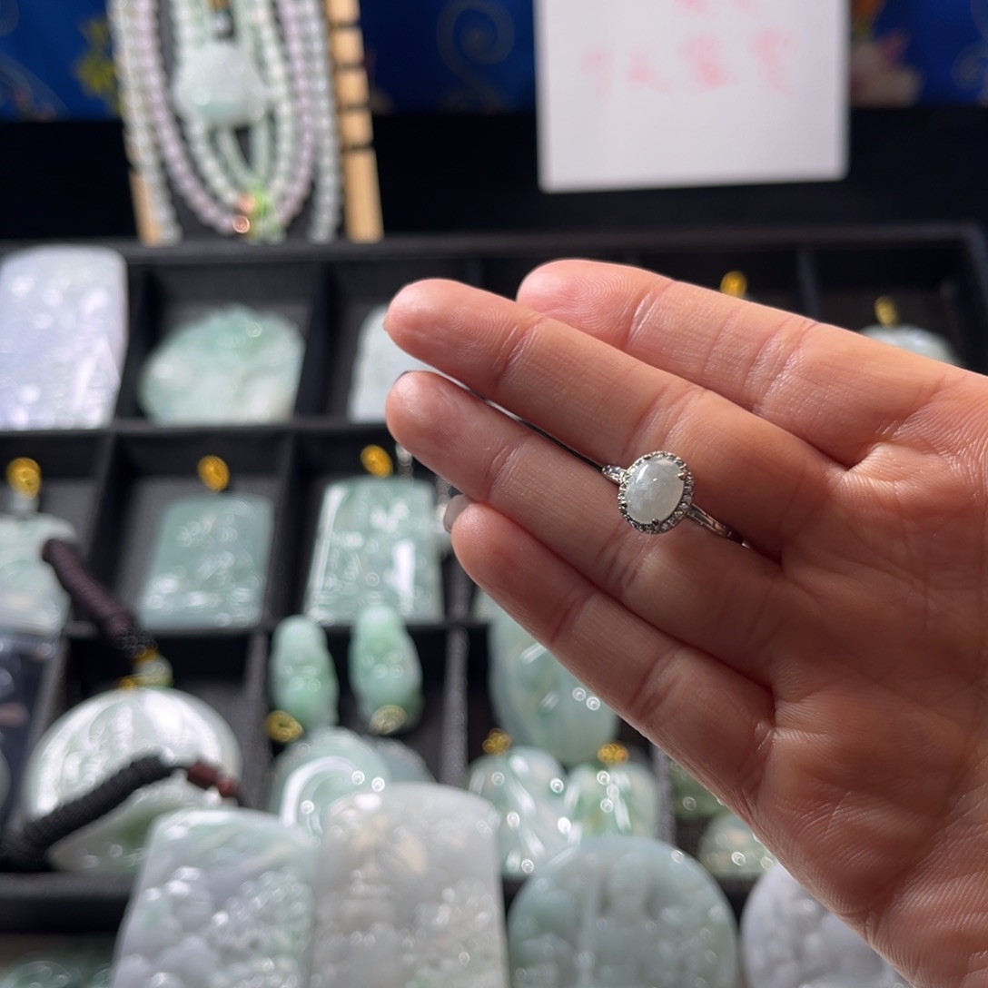 翡翠未镶嵌颈饰戒指