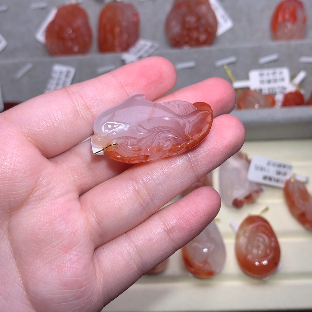 南红玛瑙未镶嵌珠宝半成品冰飘海豚