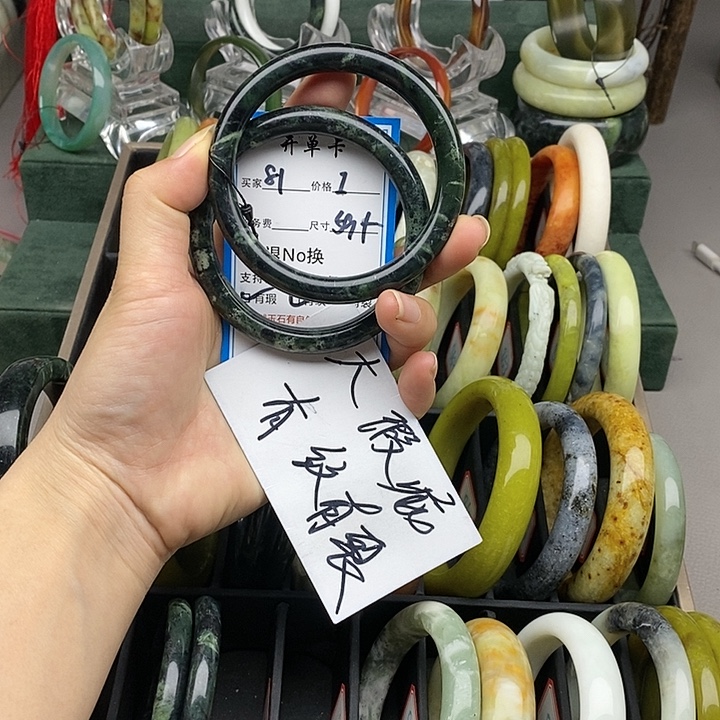 蛇纹石玉未镶嵌手镯