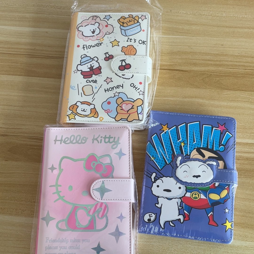 一个紫色蜡笔小新磁吸一个小狗一个镭射kt