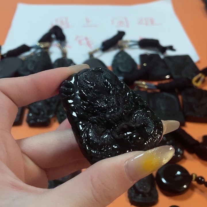 翡翠颈饰未镶嵌听*