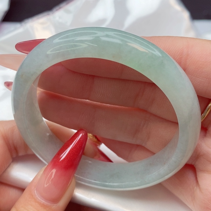 翡翠手镯未镶嵌55圈