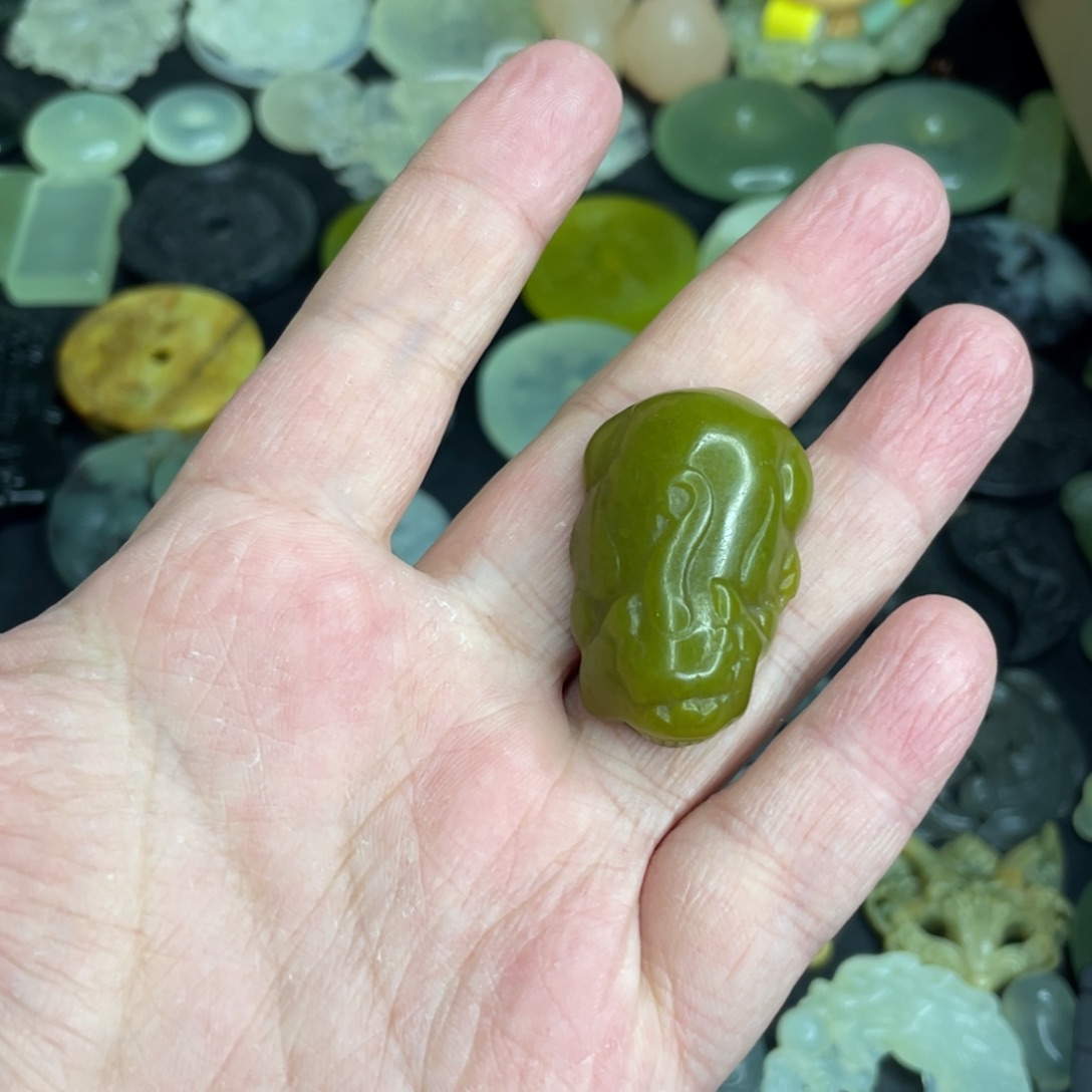 岫玉未镶嵌颈饰貔貅