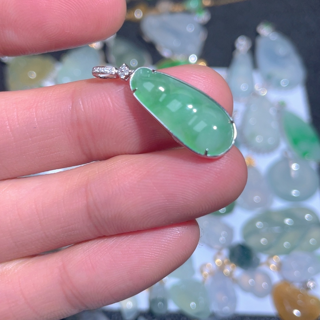 翡翠颈饰18K金镶嵌翡翠