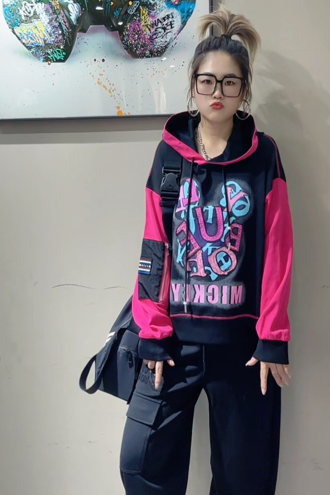 潮牌秋款新品女装卫衣重工连帽黑色拼接卫衣短款大码显瘦卫衣