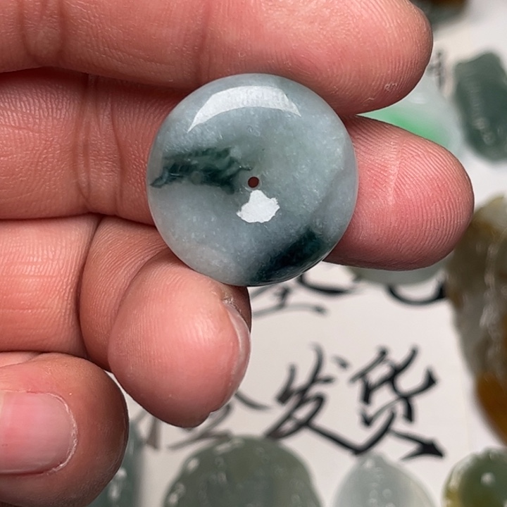 翡翠未镶嵌颈饰平安扣