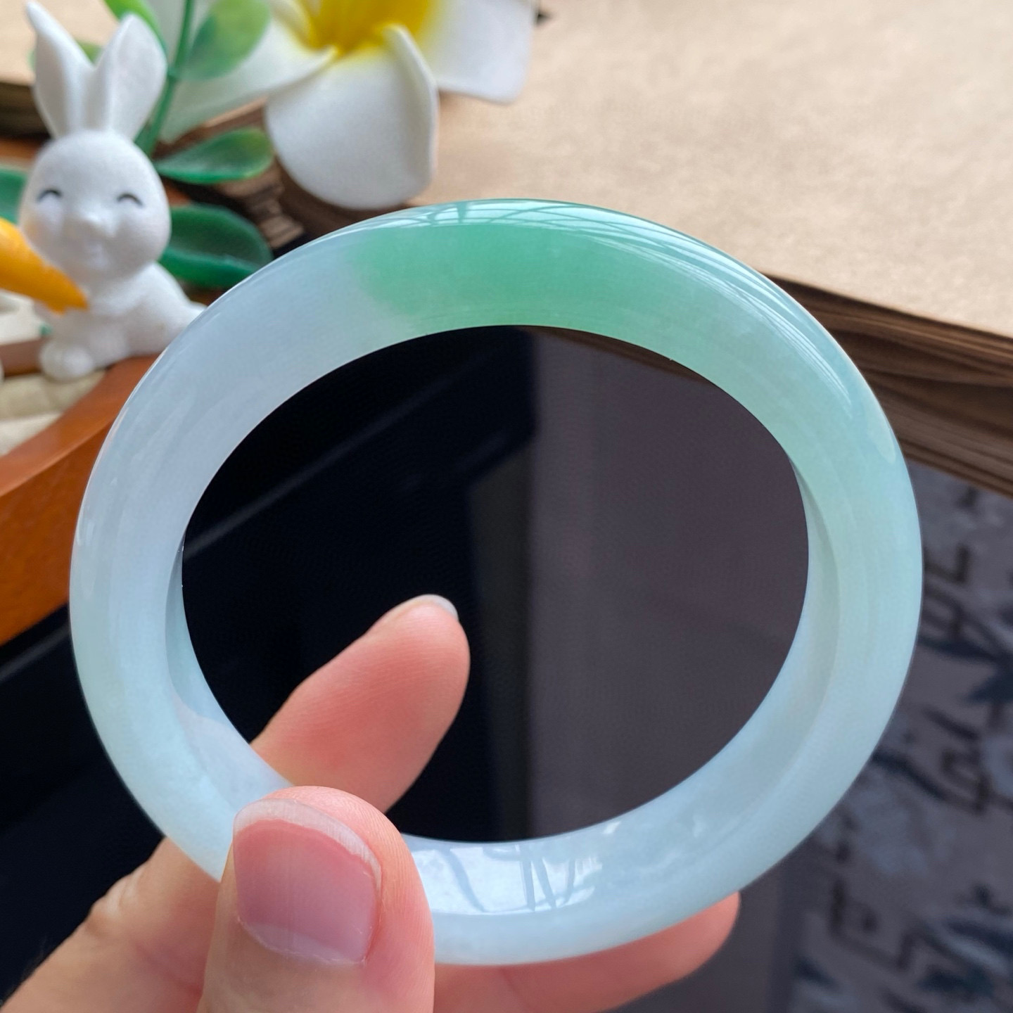 2.21批928号手镯56.7-11.8-8.9甜绿色真的美！气质与颜值并存！