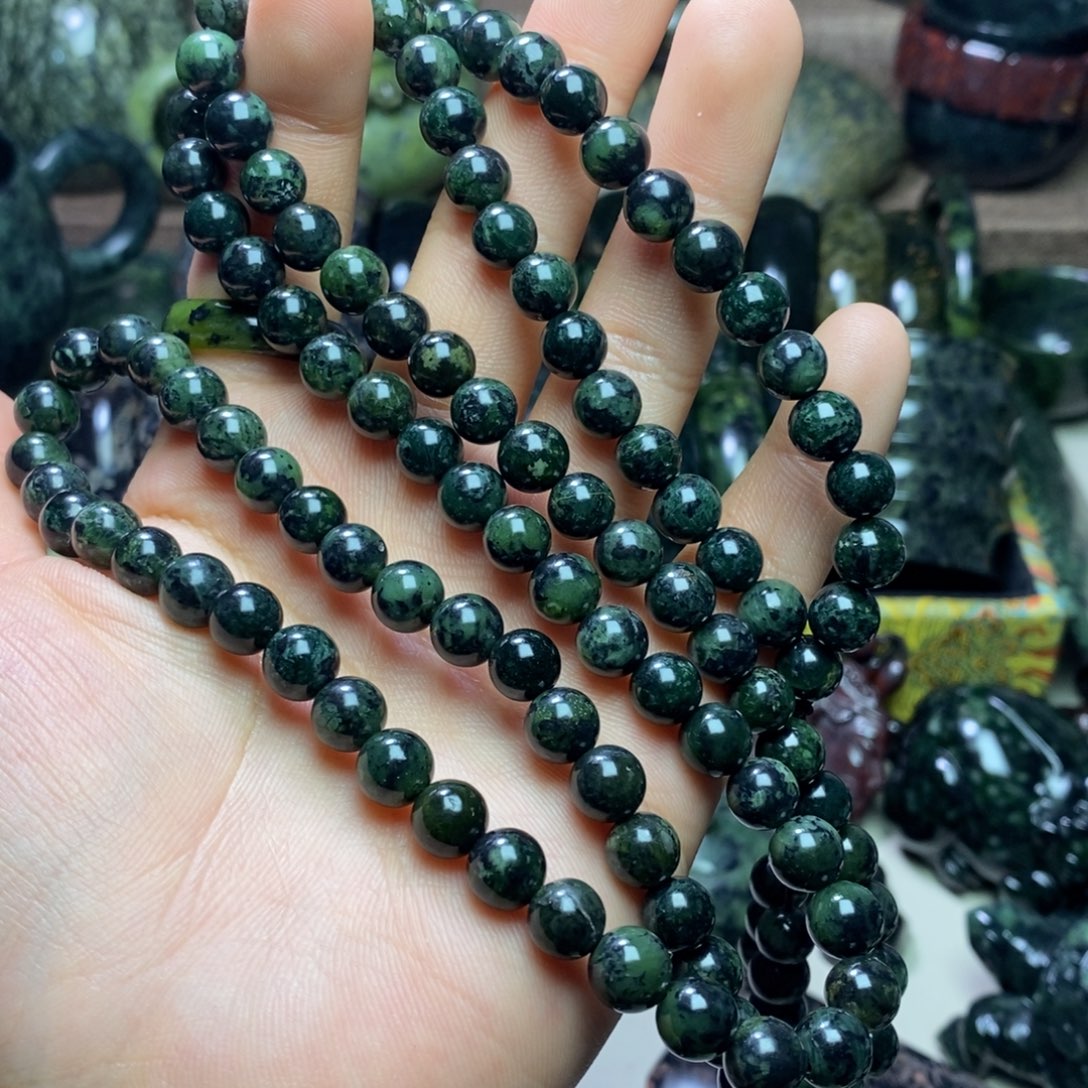 陈***茶未镶嵌蛇纹石玉吊坠