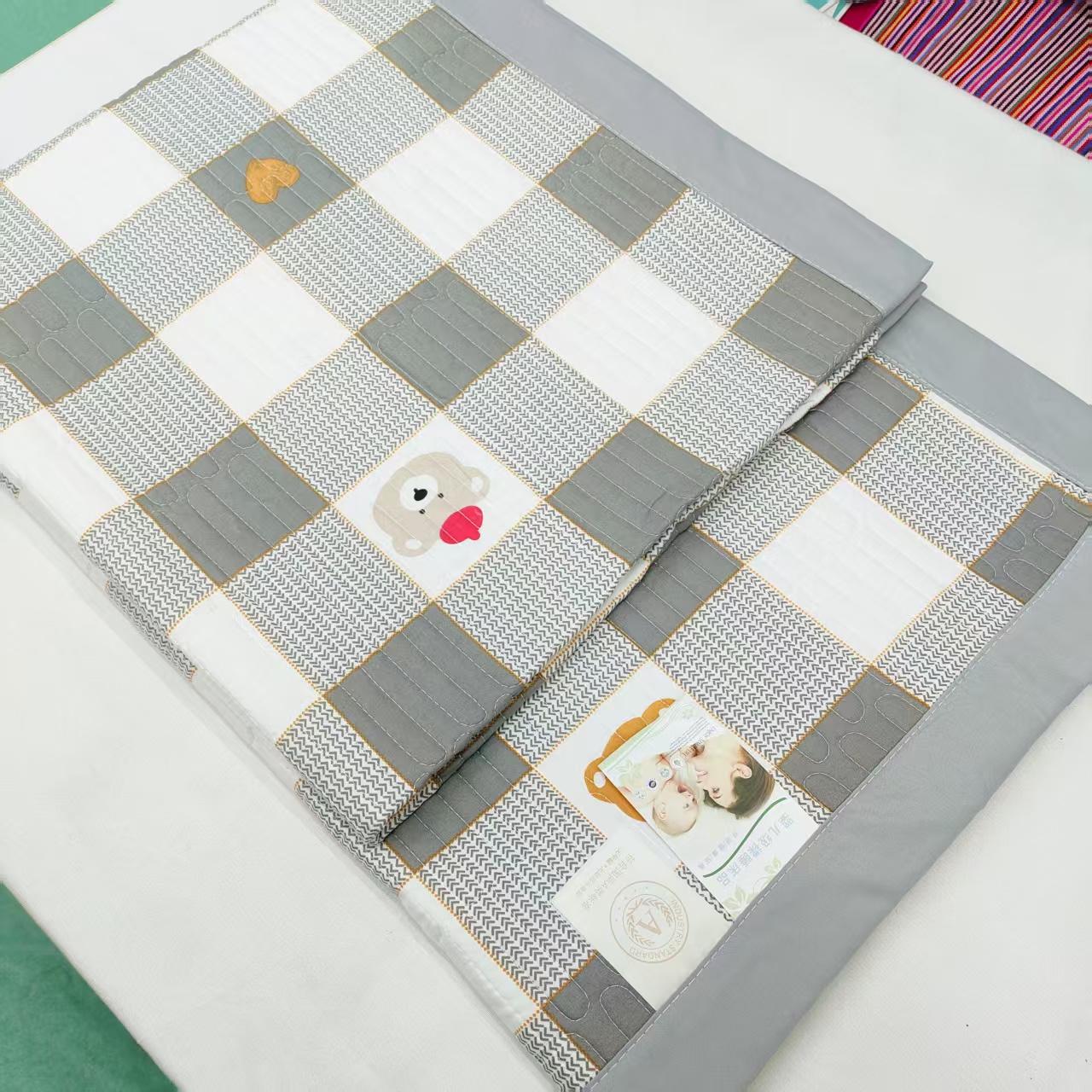 【包边床盖】<灰格爱心熊>90X220cm<±5cm>绗缝多功能水洗透气柔软
