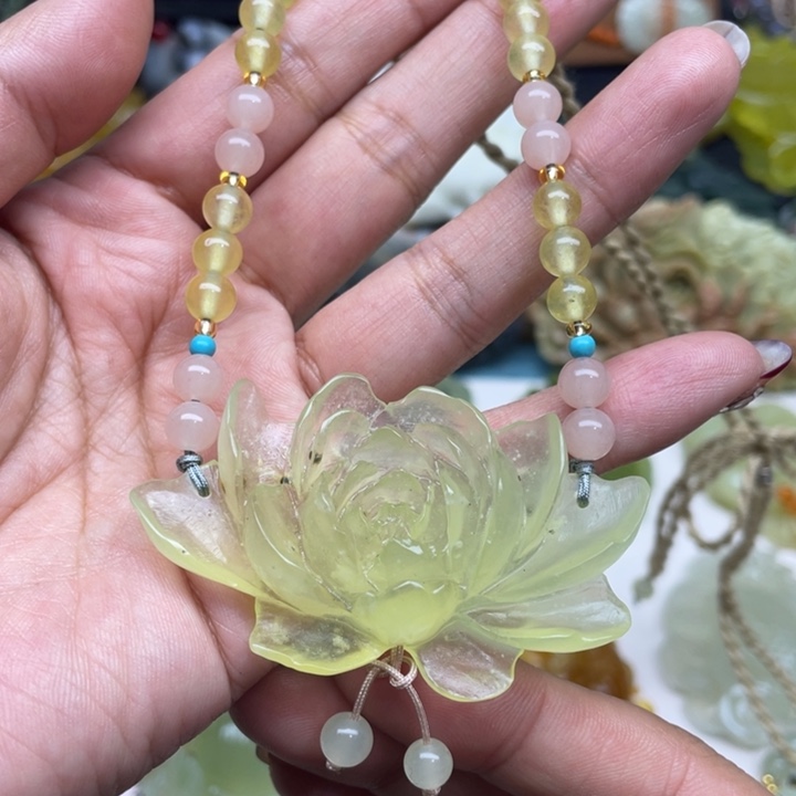 蛇纹石玉未镶嵌颈饰