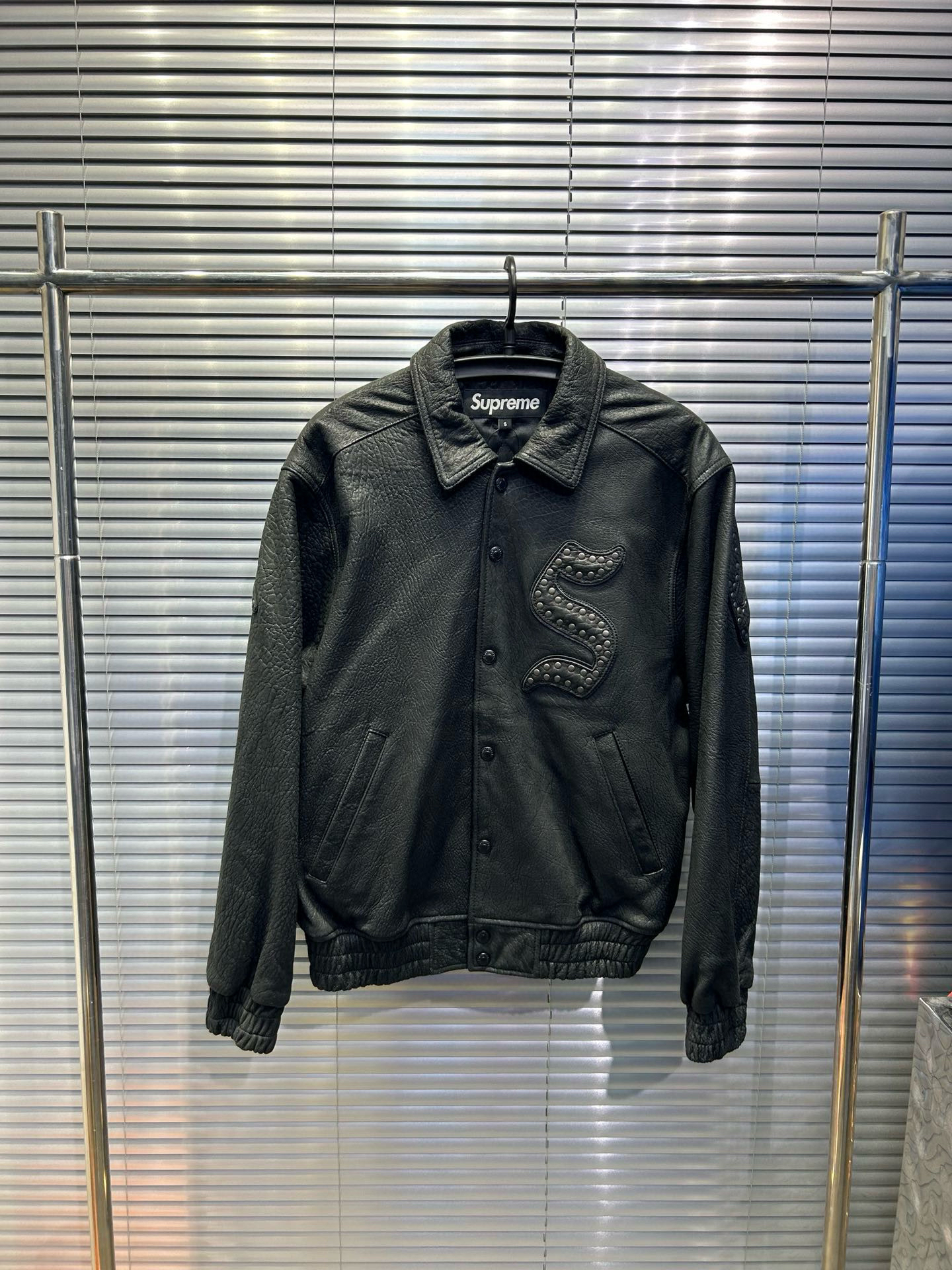 95新 Supreme 铆钉字母 胸前铆钉S字母 皮夹克S号