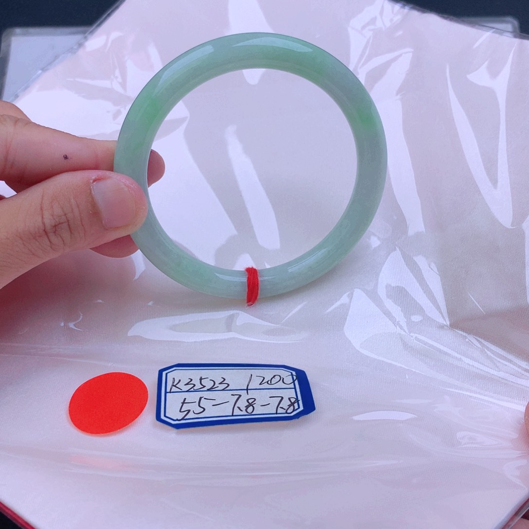 翡翠手镯未镶嵌翡翠