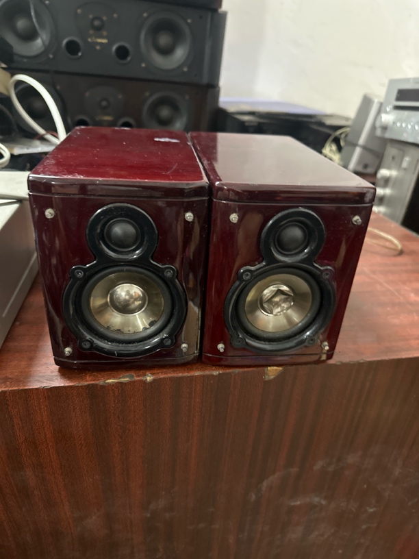 8新  8新烤漆小音箱一对，防尘罩有点瑕疵，包邮