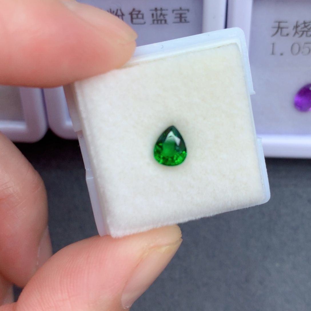 未镶嵌0.66克拉裸石石榴石（沙弗莱）爱**子
