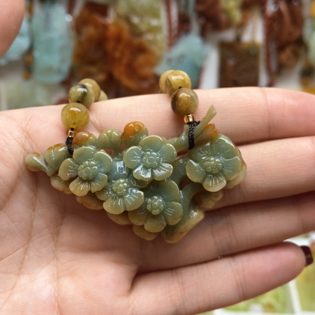 蛇纹石玉颈饰未镶嵌