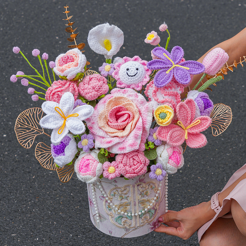 闺蜜生日礼物网红爆款2025款生日礼物玫瑰抱抱桶手工针织花束成品