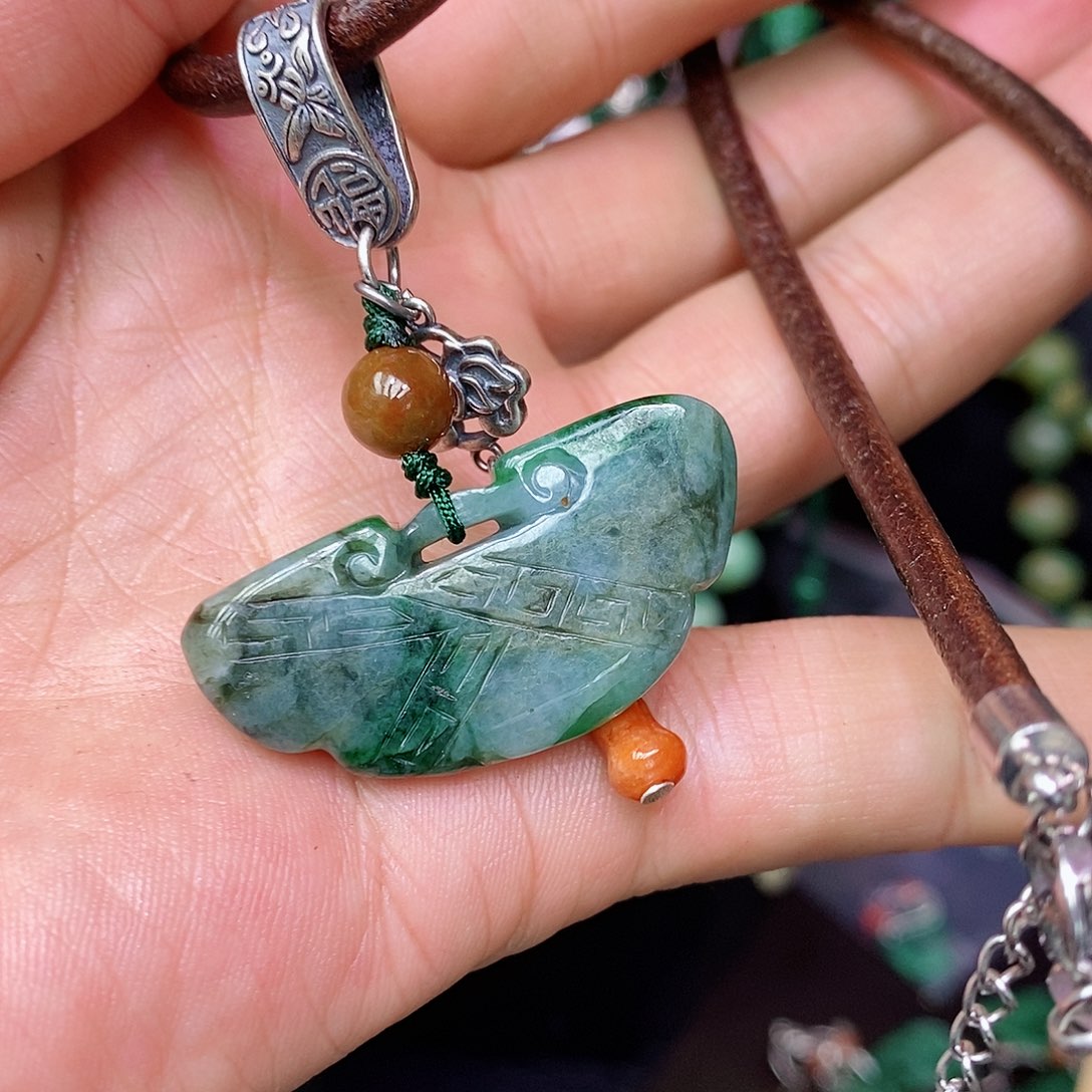 翡翠未镶嵌颈饰漂亮美眉