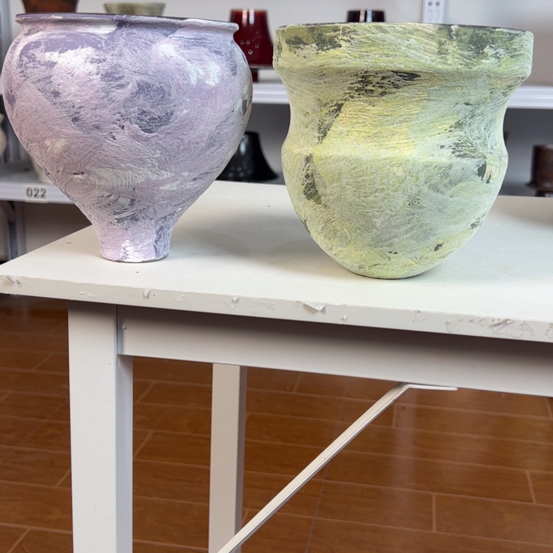 馋****两个景德镇手工花盆