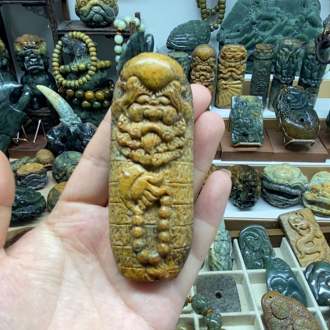 未镶嵌岫岩河磨玉（透闪石质玉）把件