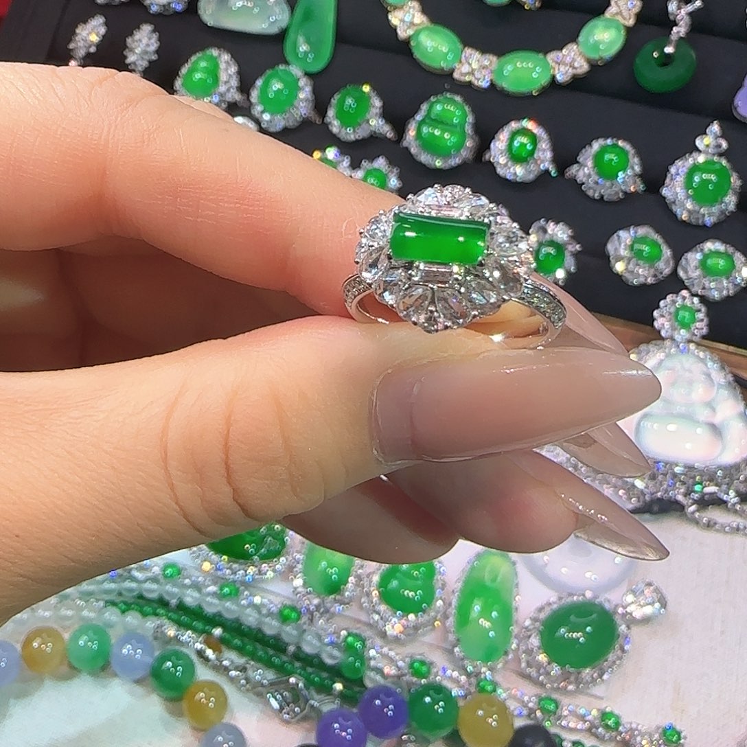 翡翠18K金镶嵌戒指