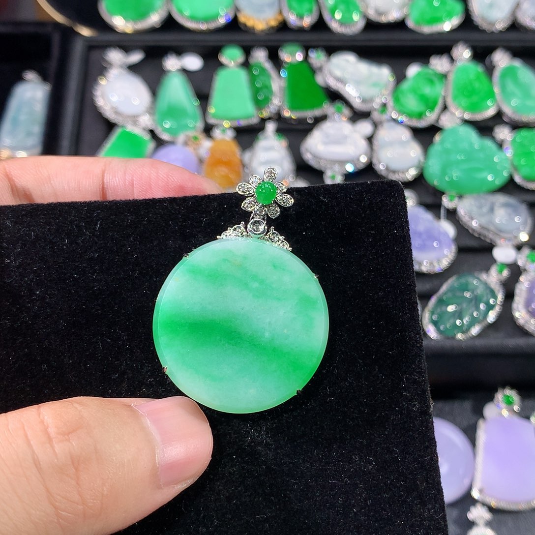 翡翠18K金镶嵌颈饰