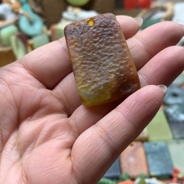 透闪石-蛇纹石玉合金颈饰