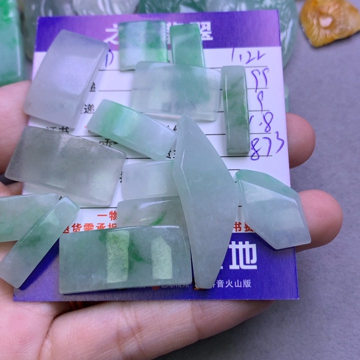 翡翠颈饰未镶嵌D****翡翠