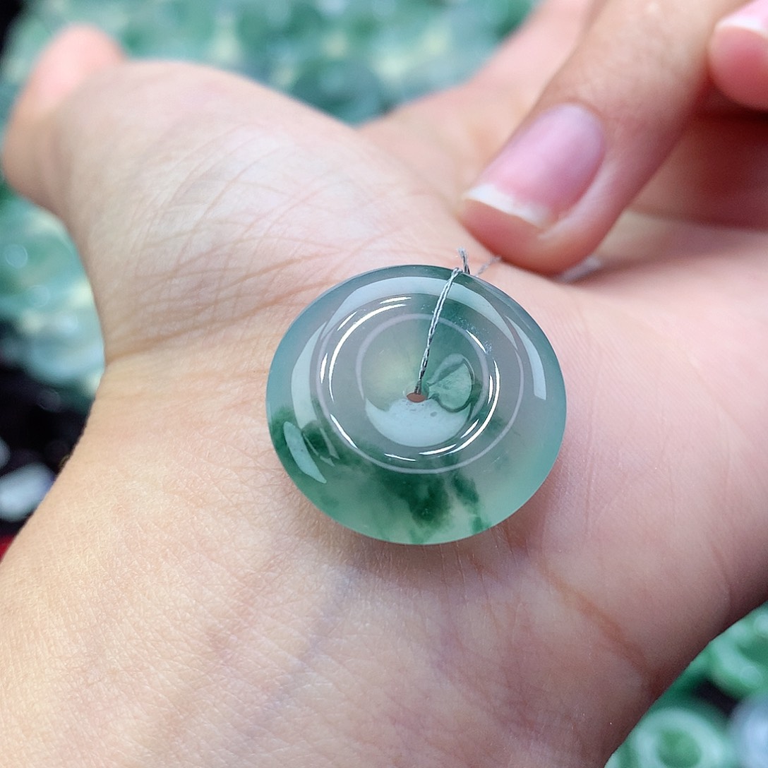 翡翠颈饰未镶嵌编号64。尺寸21-5.6