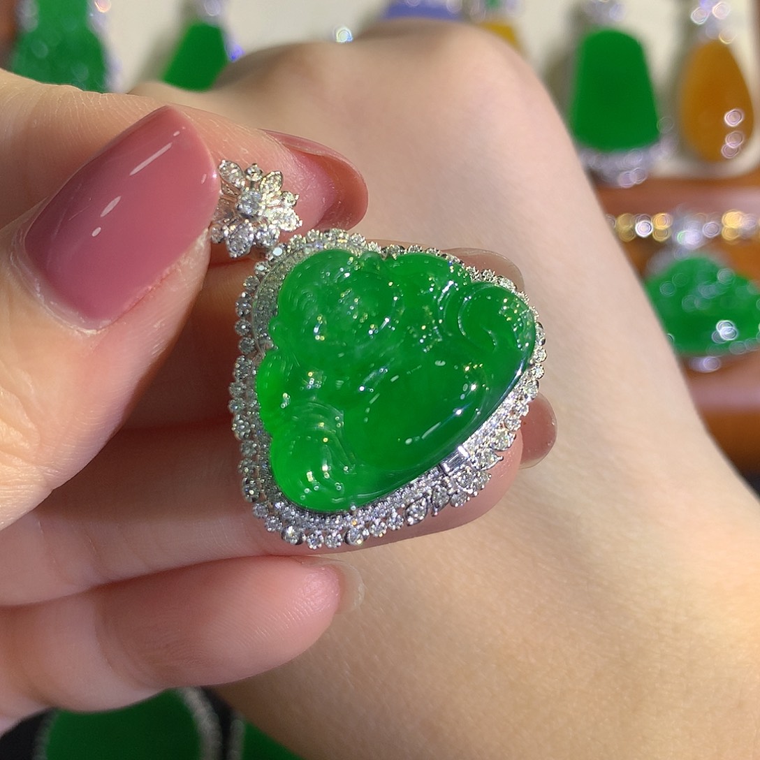 颈饰18K金镶嵌翡翠