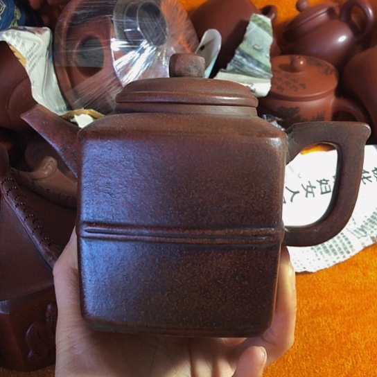 紫砂茶壶原矿泥料手工制作的紫砂壶。