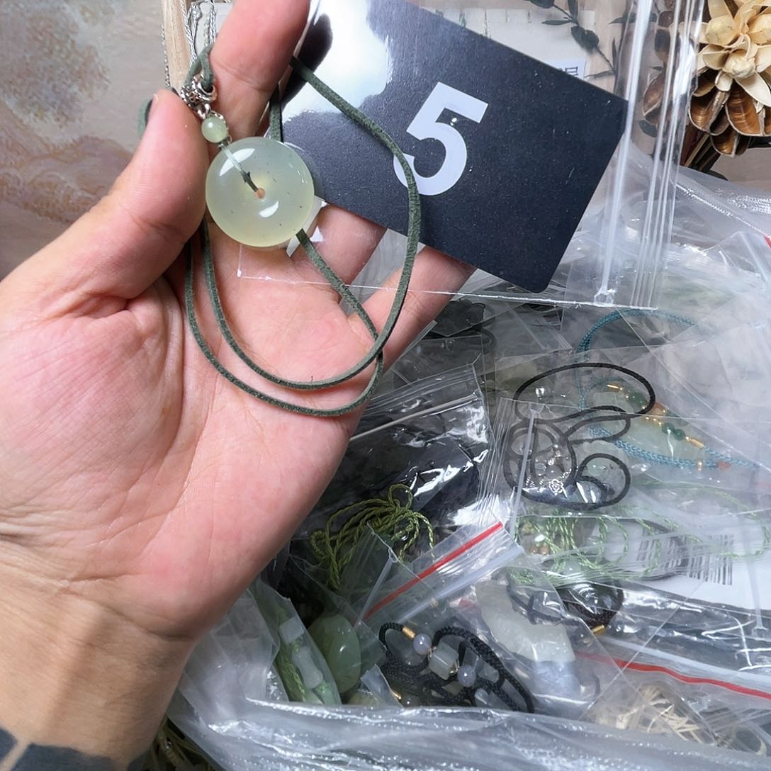 蛇纹石玉颈饰合金