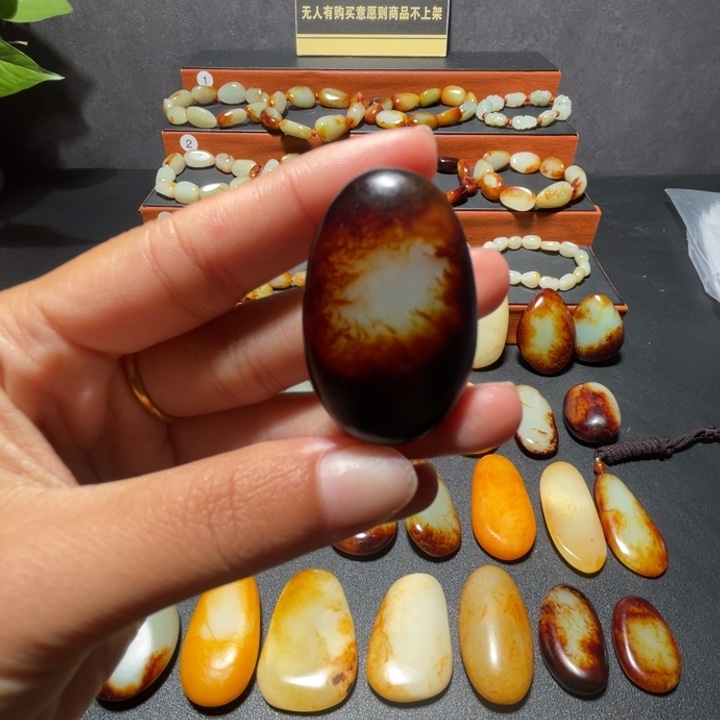 渣***刁和田玉未镶嵌颈饰