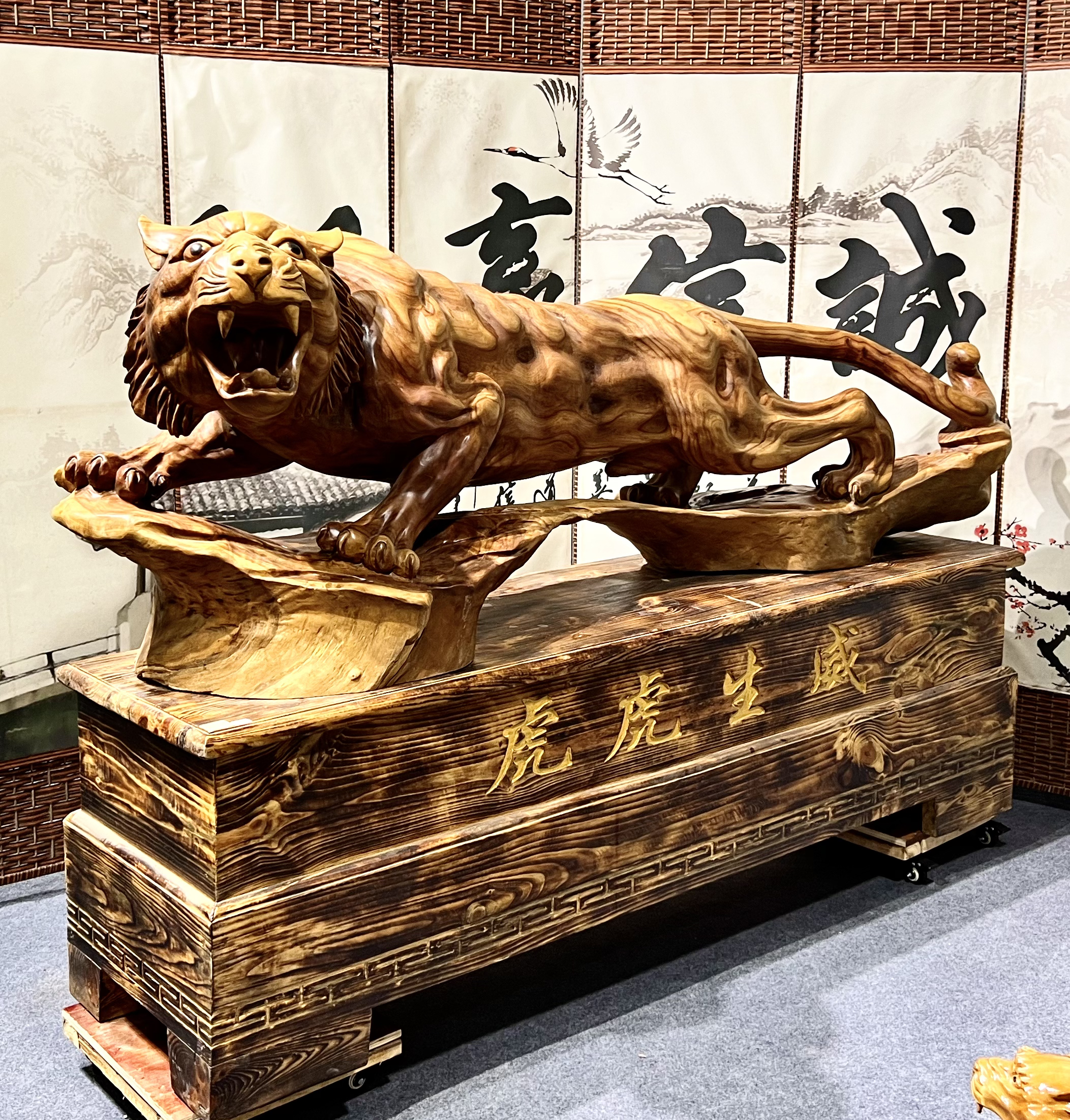 虎虎生威香樟木纯手工整体无拼接摆件