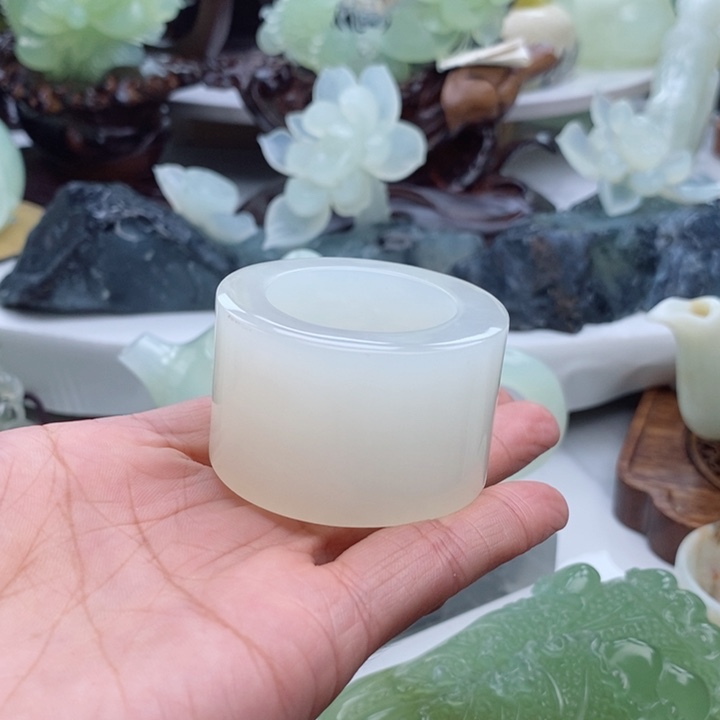 岫玉四大名玉手把壶未镶嵌聪*?