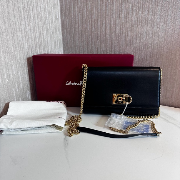 99新 FERRAGAMO/菲拉格慕 一桃/菲拉格慕 旋扣黑色斜挎