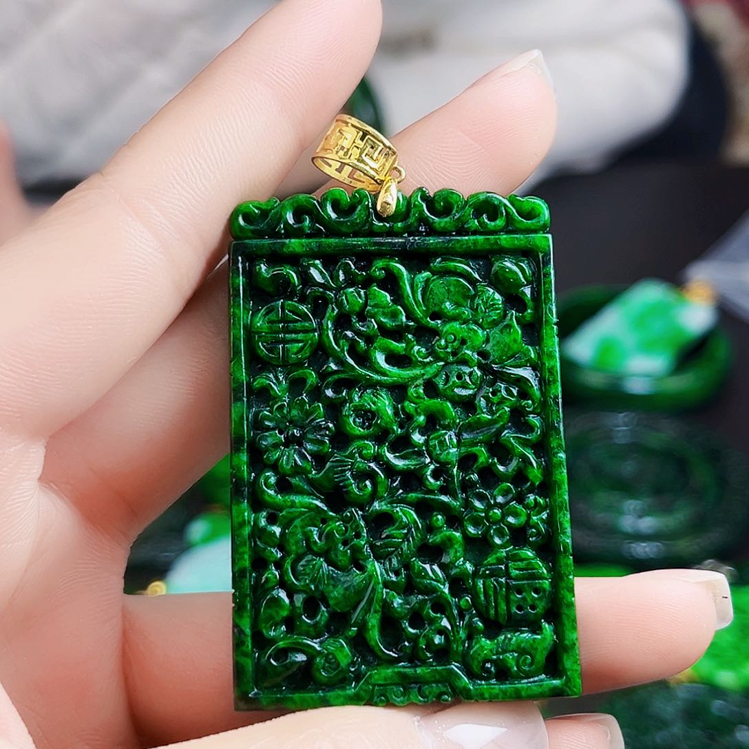 颈饰18K金镶嵌翡翠多样性