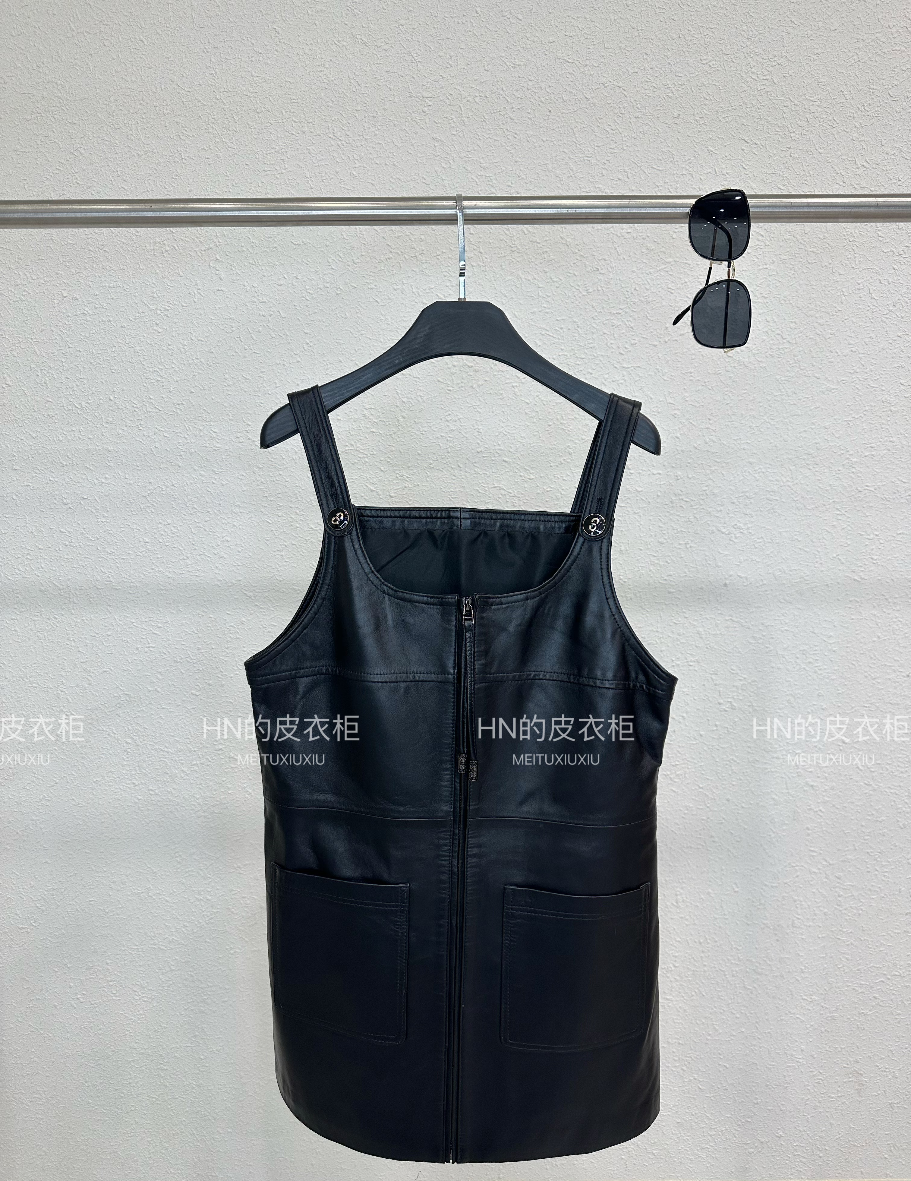 HN元旦新款春季女装真皮吊带连衣裙欧款显瘦修身名媛风