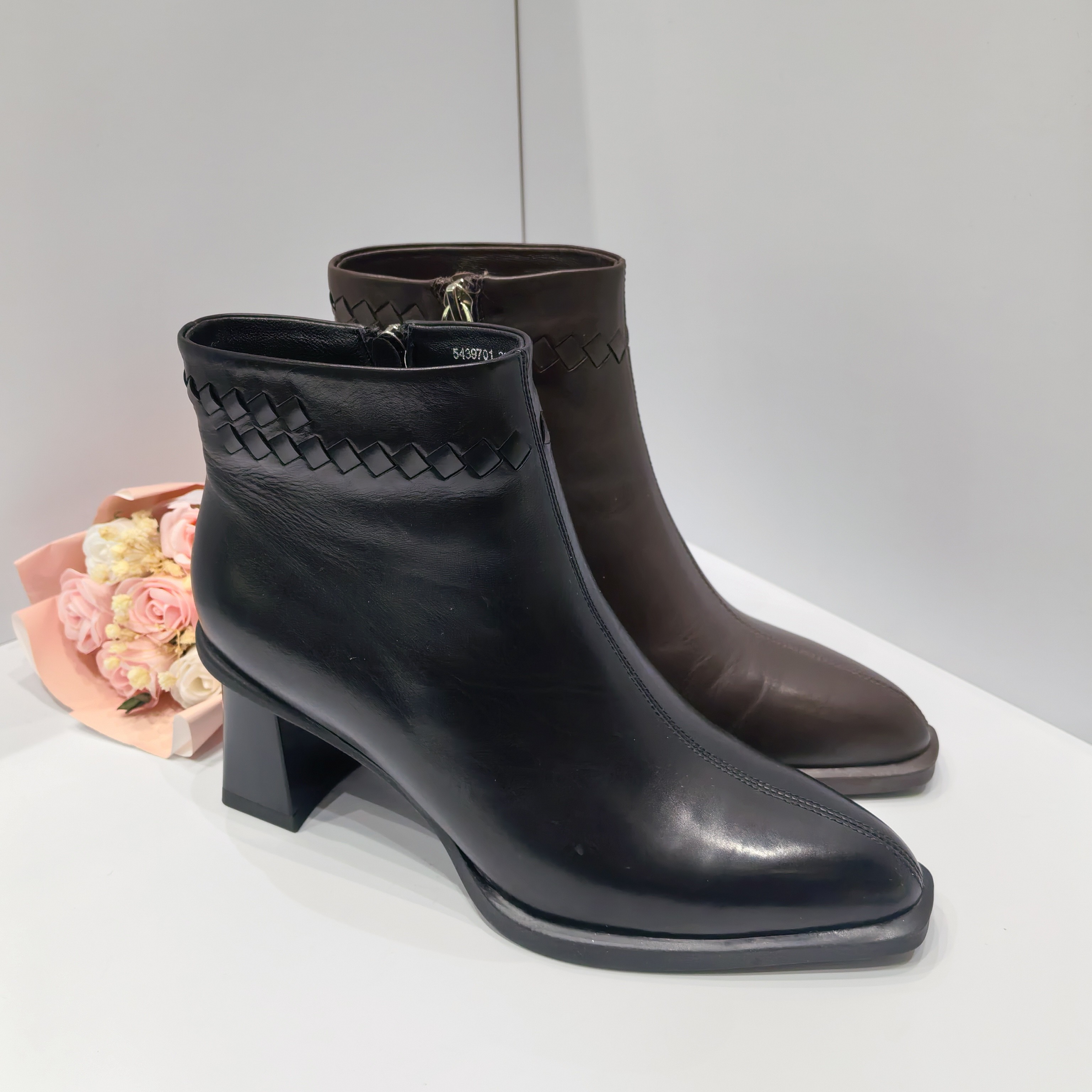 胎牛皮尖头粗跟时尚秋冬加绒保暖百搭女款短靴