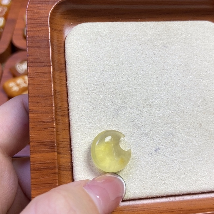 琥珀未镶嵌珠宝奇石月亮