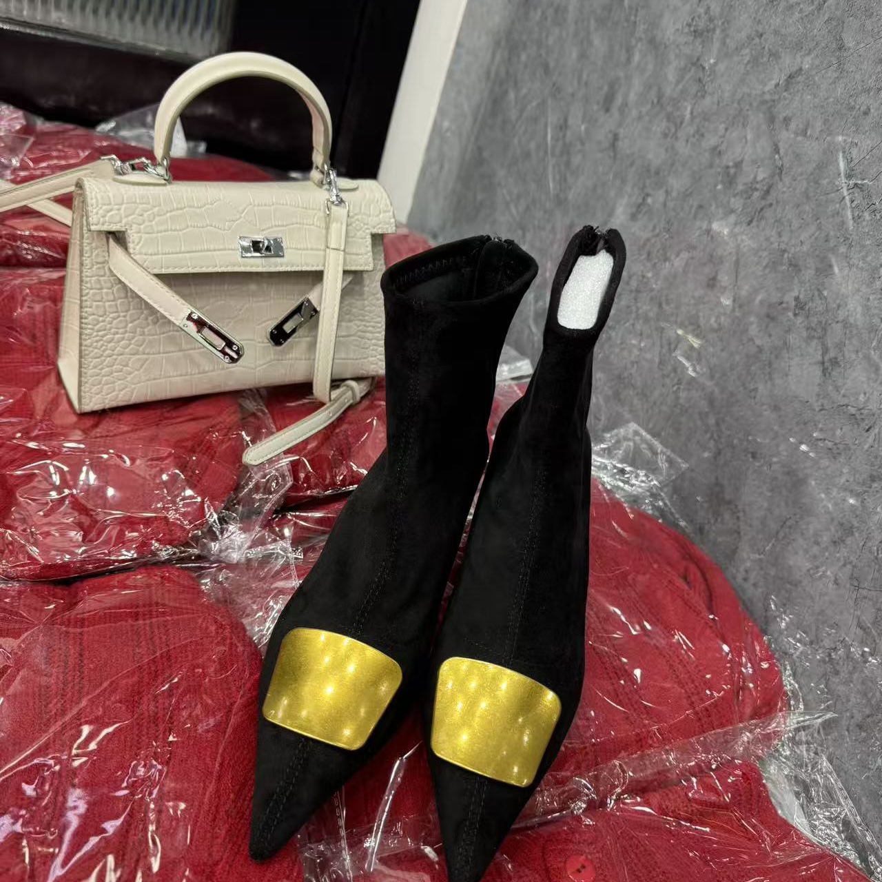 【相老板】精选新品-复古黑色尖头细跟短筒短靴