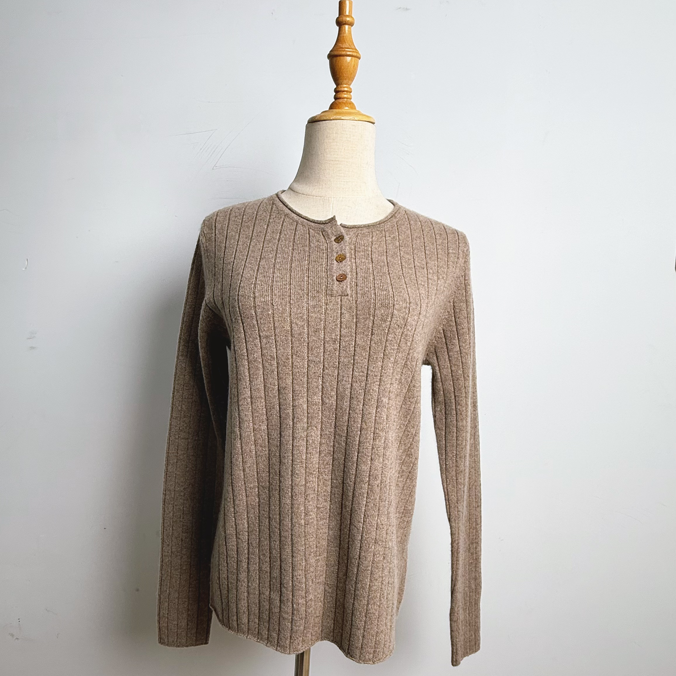 自带卷边领抽条打底羊绒衫