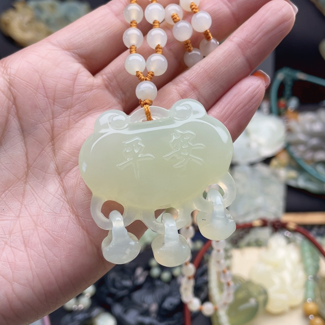 蛇纹石玉颈饰未镶嵌