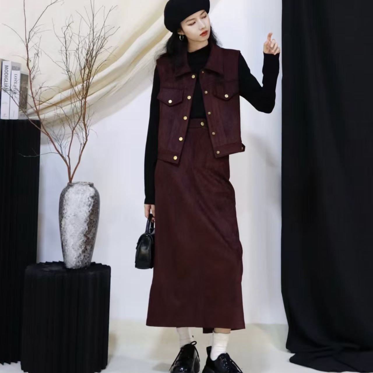 留刻时尚显瘦高领打底衫搭配无袖马甲与同色系半裙套装通勤必备