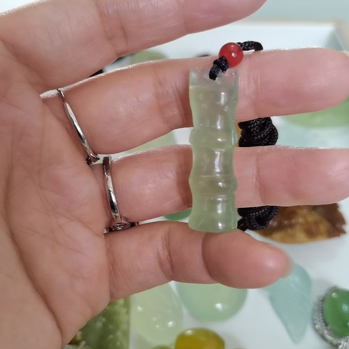 未镶嵌蛇纹石玉吊坠