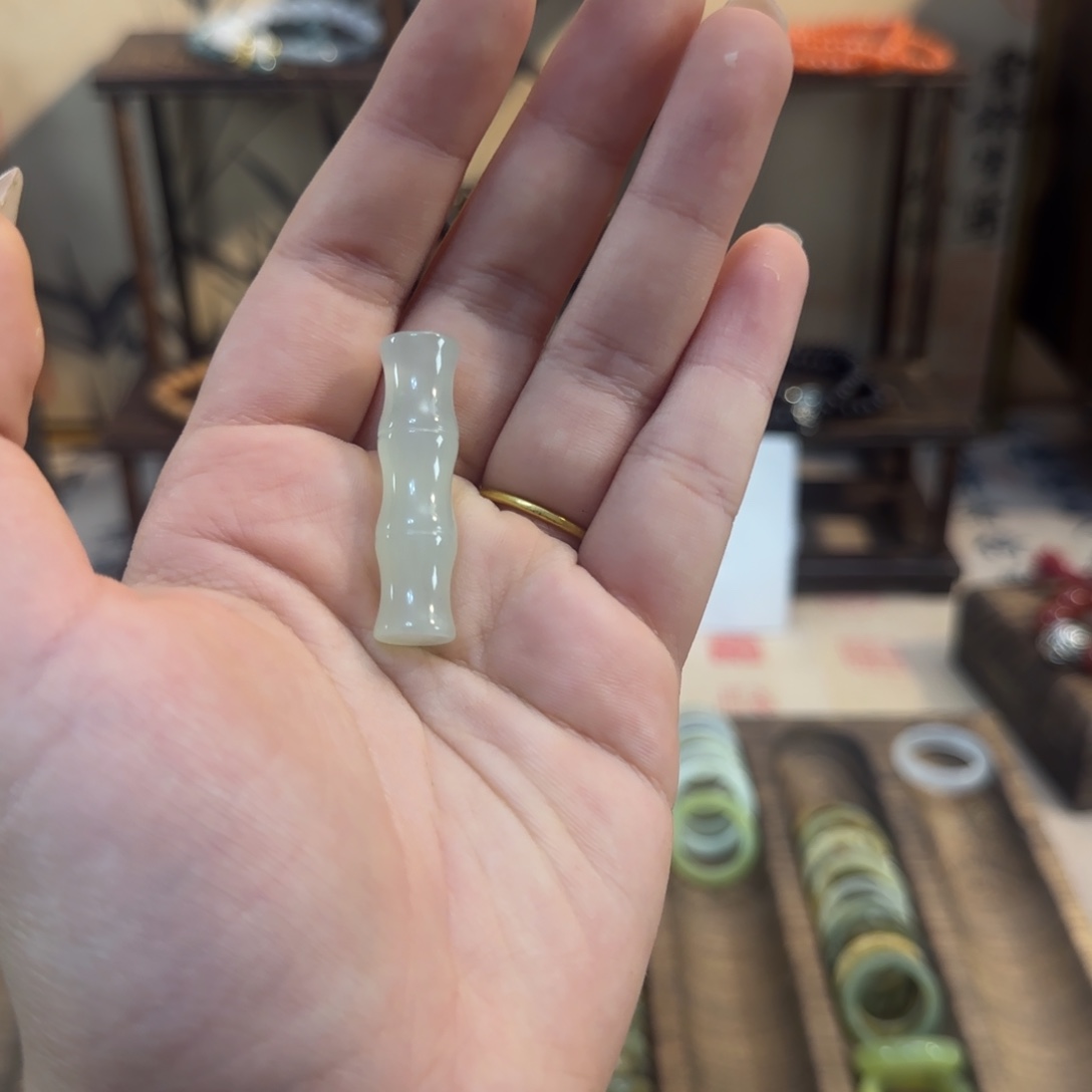 蛇纹石玉颈饰合金