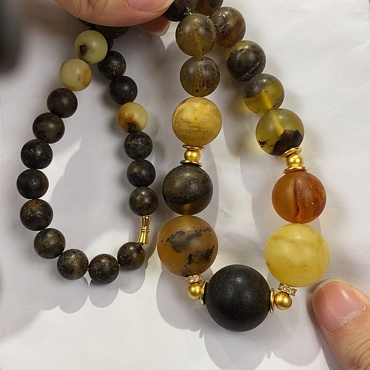 琥珀未镶嵌颈饰多人