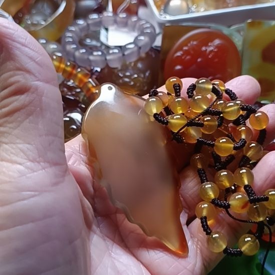秦***扬玛瑙/玉髓未镶嵌颈饰